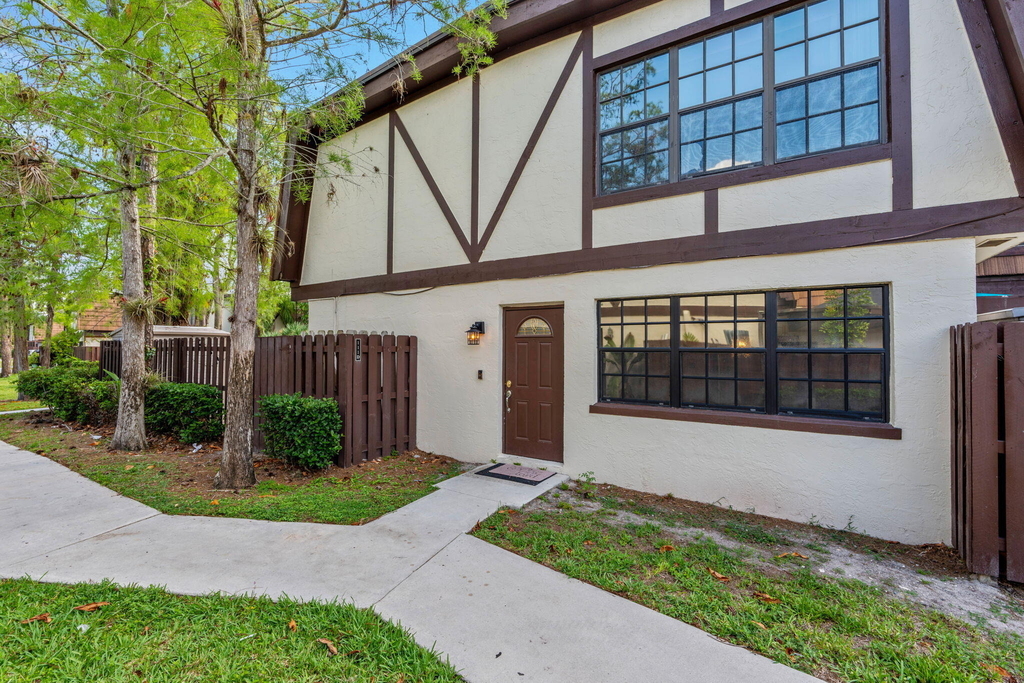 111 Weybridge Circle - Photo 2