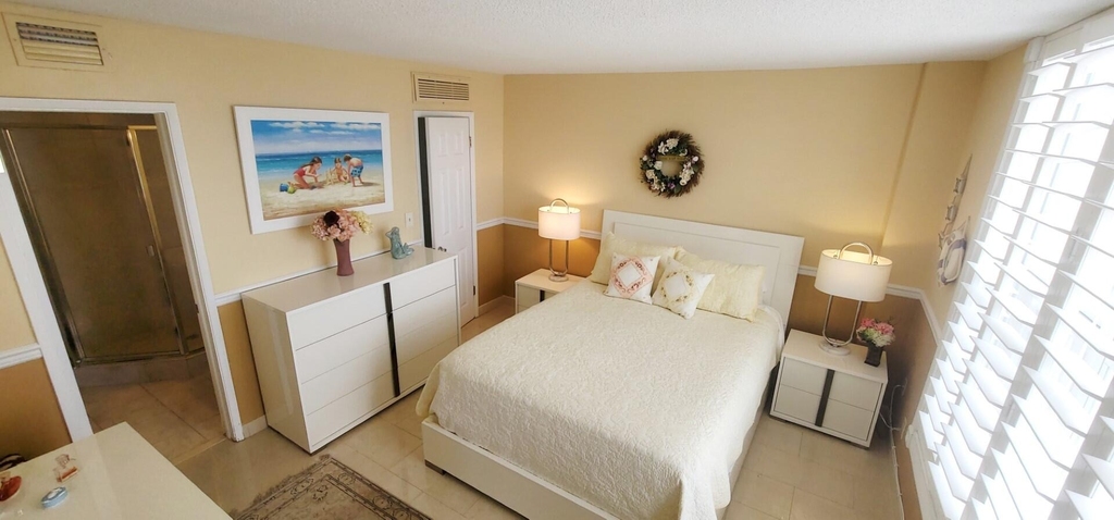 1051 Hillsboro Mile - Photo 10