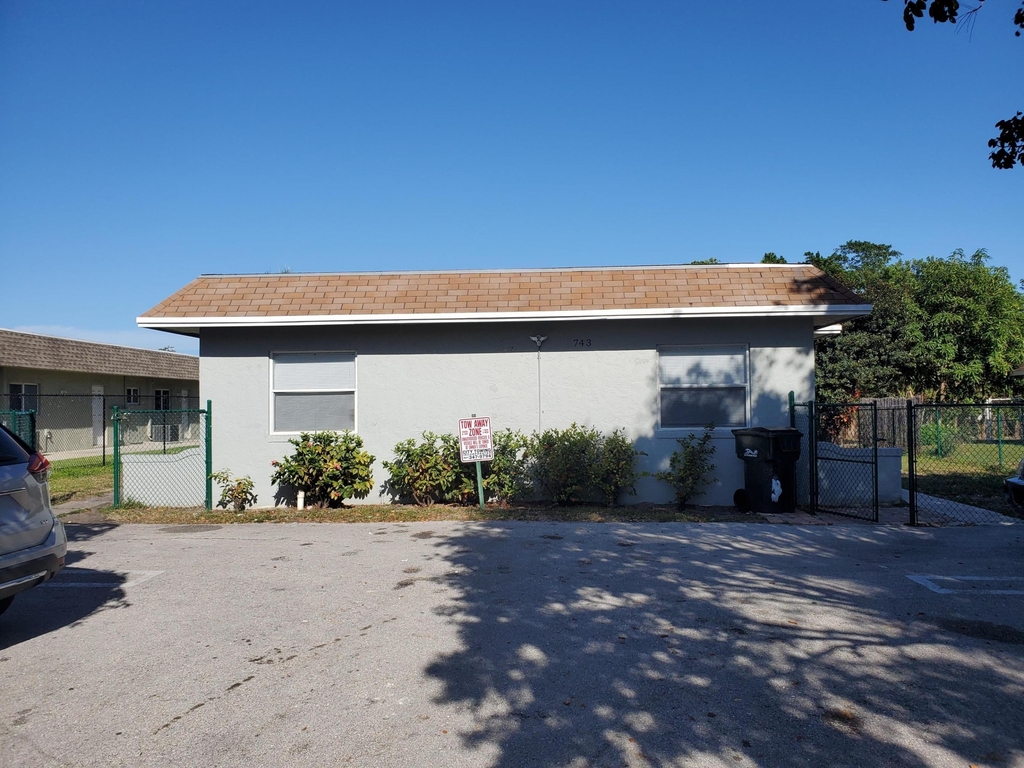 743 S Swinton Avenue - Photo 2