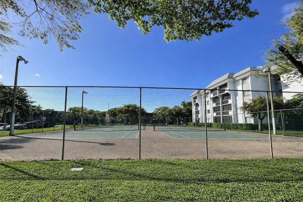 711 N Pine Island Road - Photo 15