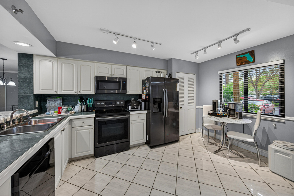 2200 S Cypress Bend Drive - Photo 7