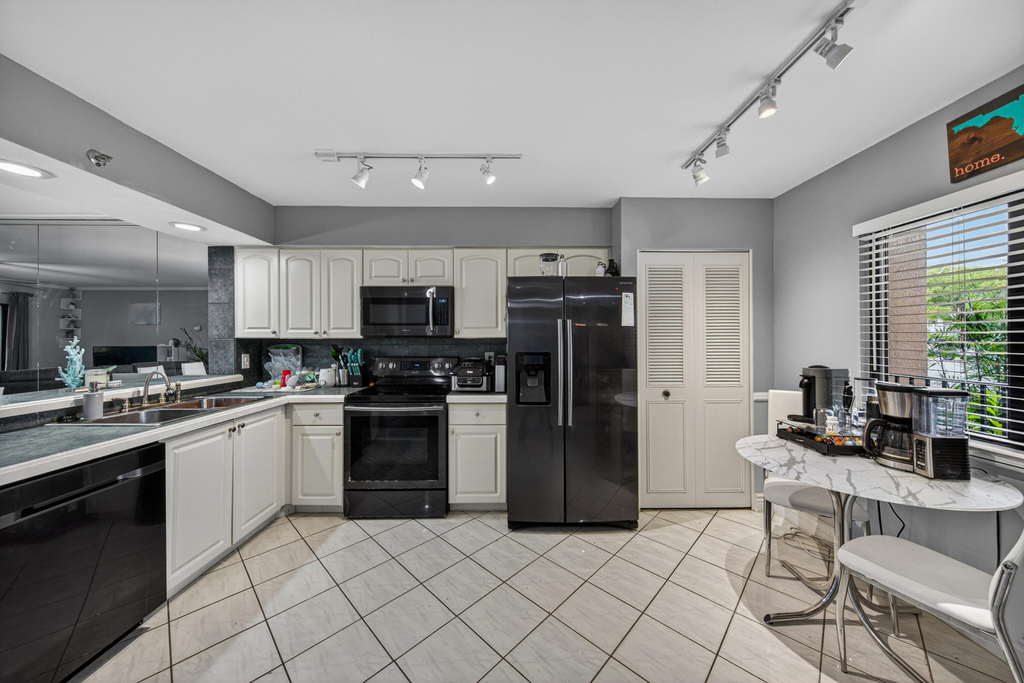 2200 S Cypress Bend Drive - Photo 8
