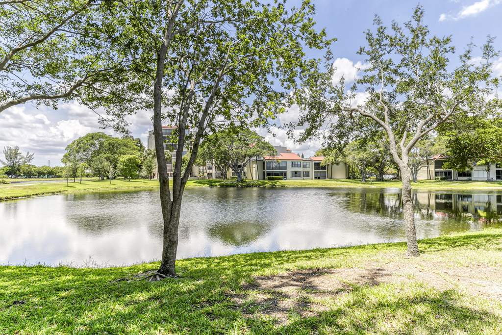 2200 S Cypress Bend Drive - Photo 30