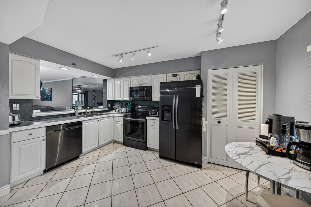2200 S Cypress Bend Drive - Photo 9
