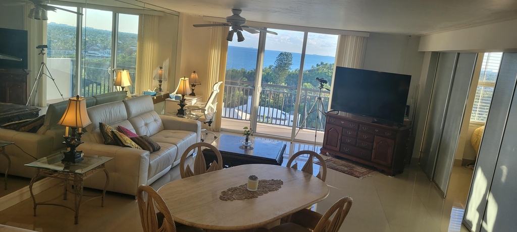 1147 Hillsboro Mile - Photo 2