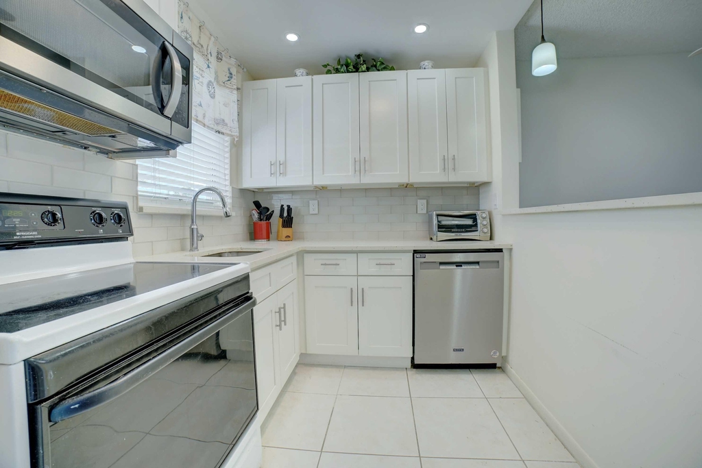 1801 Ocean Drive - Photo 2