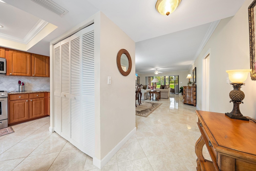 803 Clubhouse Circle - Photo 2