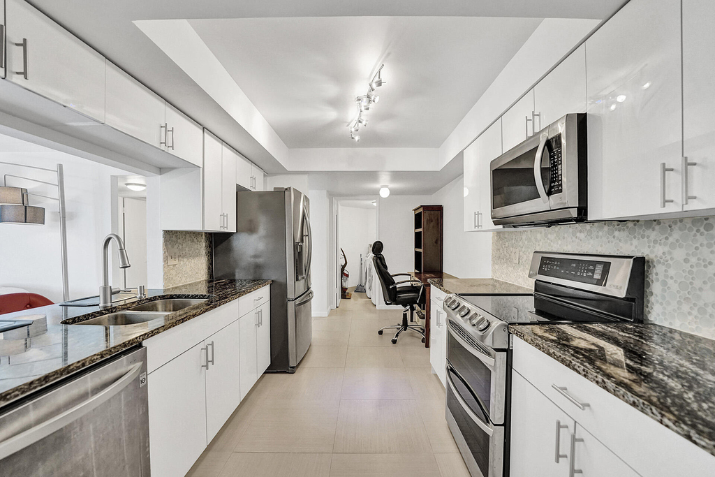 2255 Lindell Boulevard - Photo 10