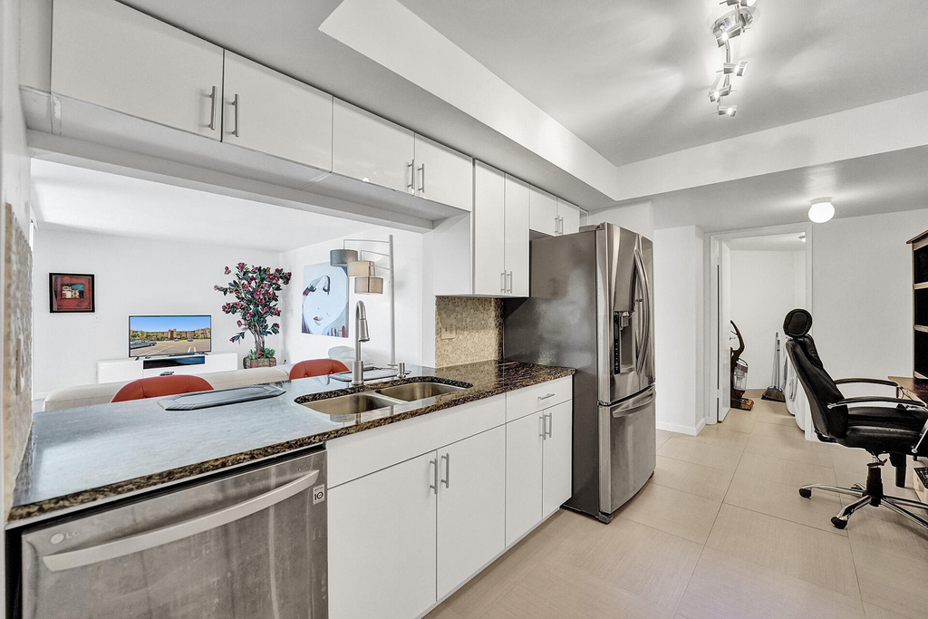 2255 Lindell Boulevard - Photo 9