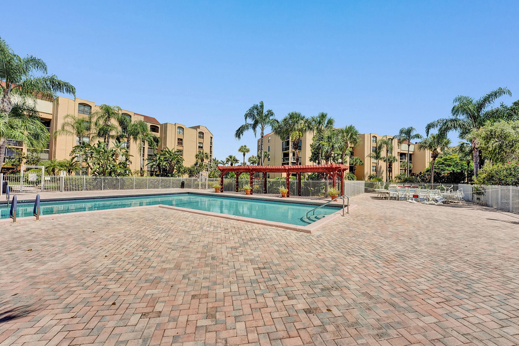 2255 Lindell Boulevard - Photo 39