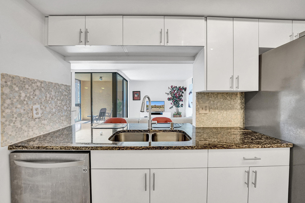 2255 Lindell Boulevard - Photo 8