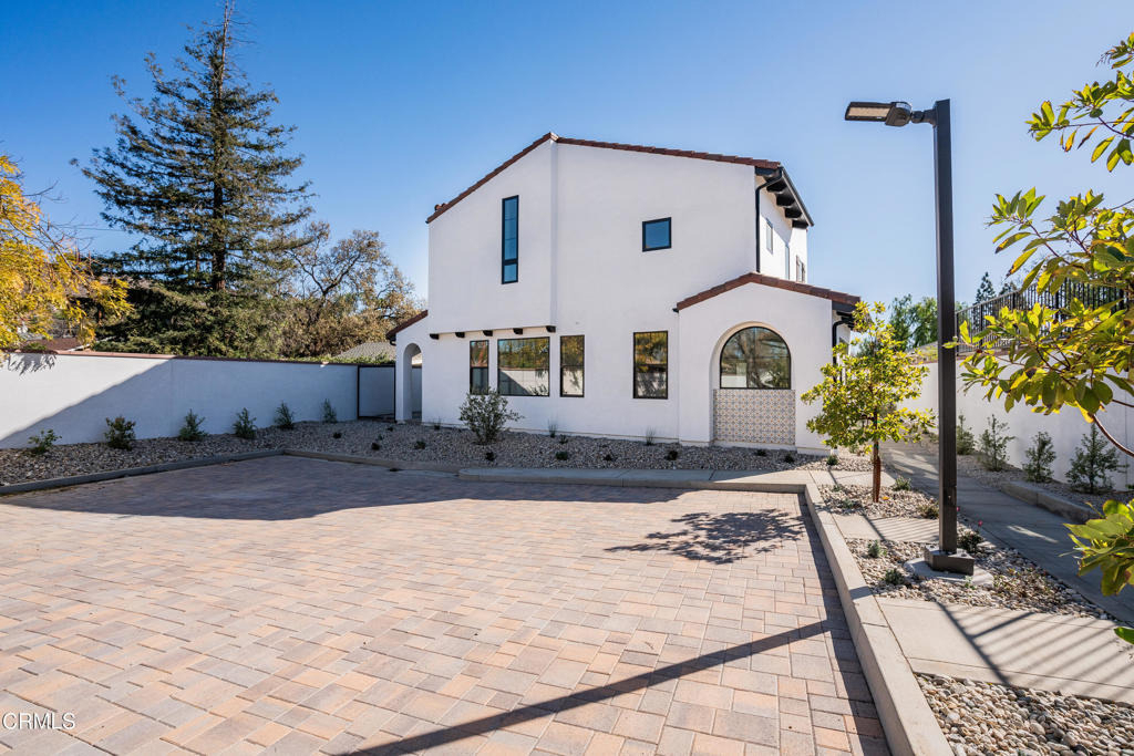 136 N Oakview Drive - Photo 0