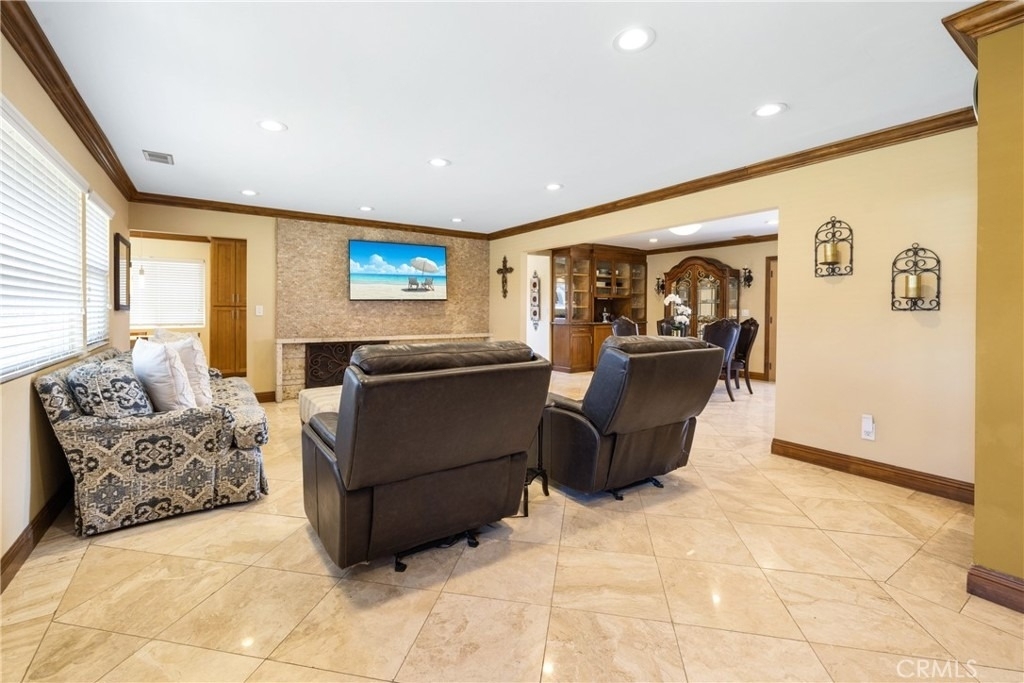 401 Holmwood Drive - Photo 2