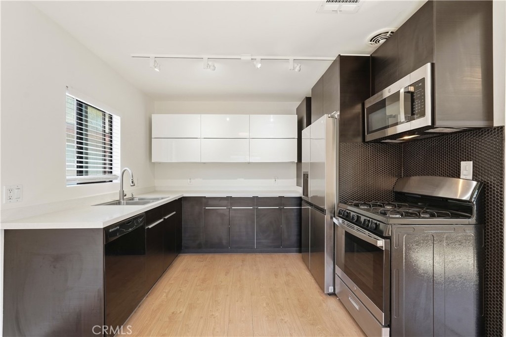4965 Kester Avenue - Photo 10