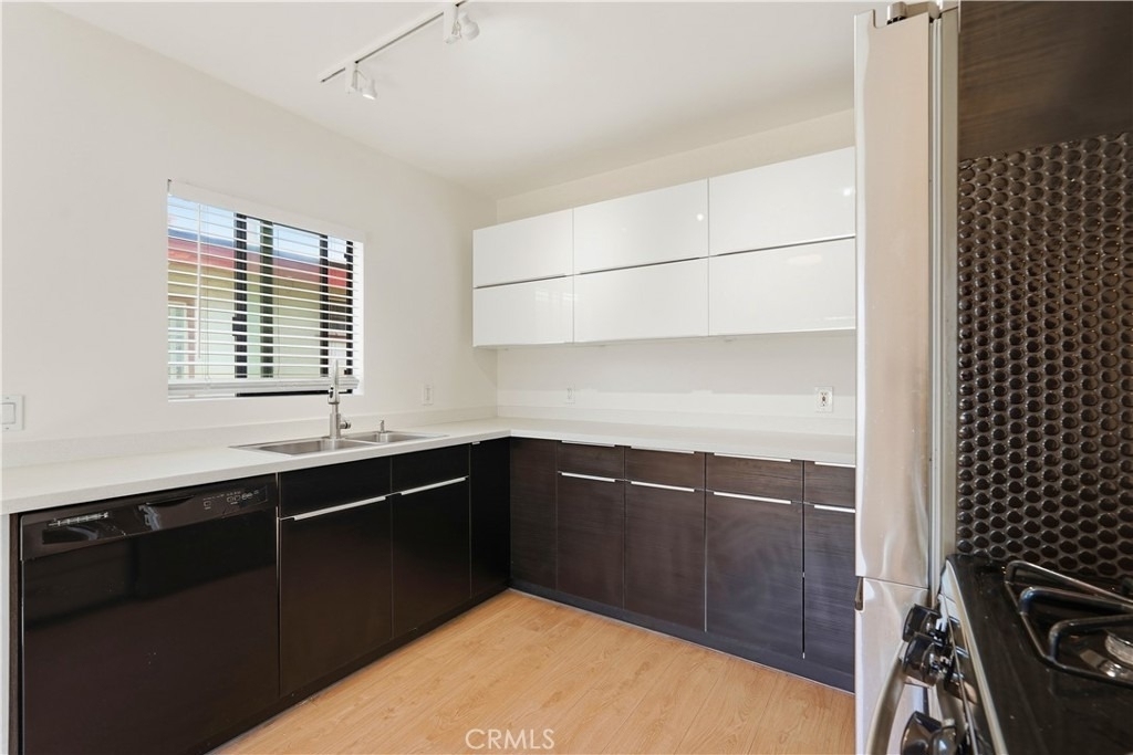 4965 Kester Avenue - Photo 12