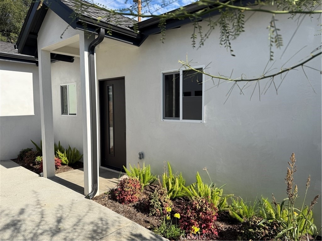 1072 N Vinedo Avenue - Photo 0