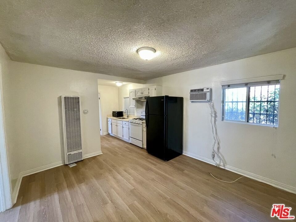 3421 Walton Avenue - Photo 2
