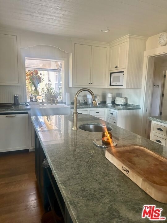 2101 Dermanak Drive - Photo 3