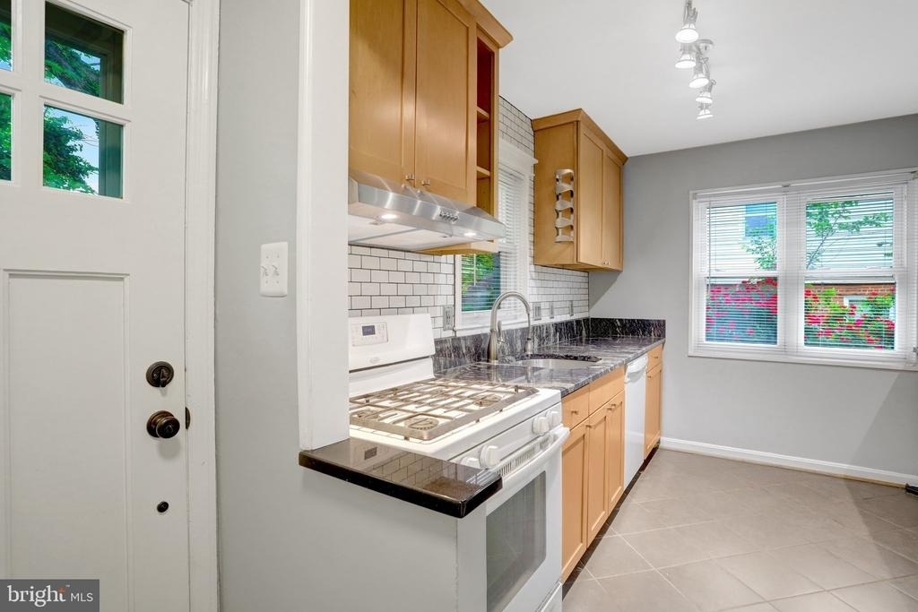 2340 Fairview Terrace - Photo 4