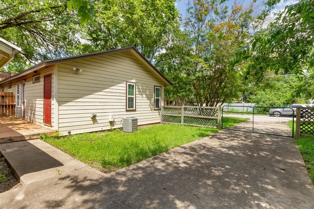 913 E 53rd 1/2 St - Photo 17