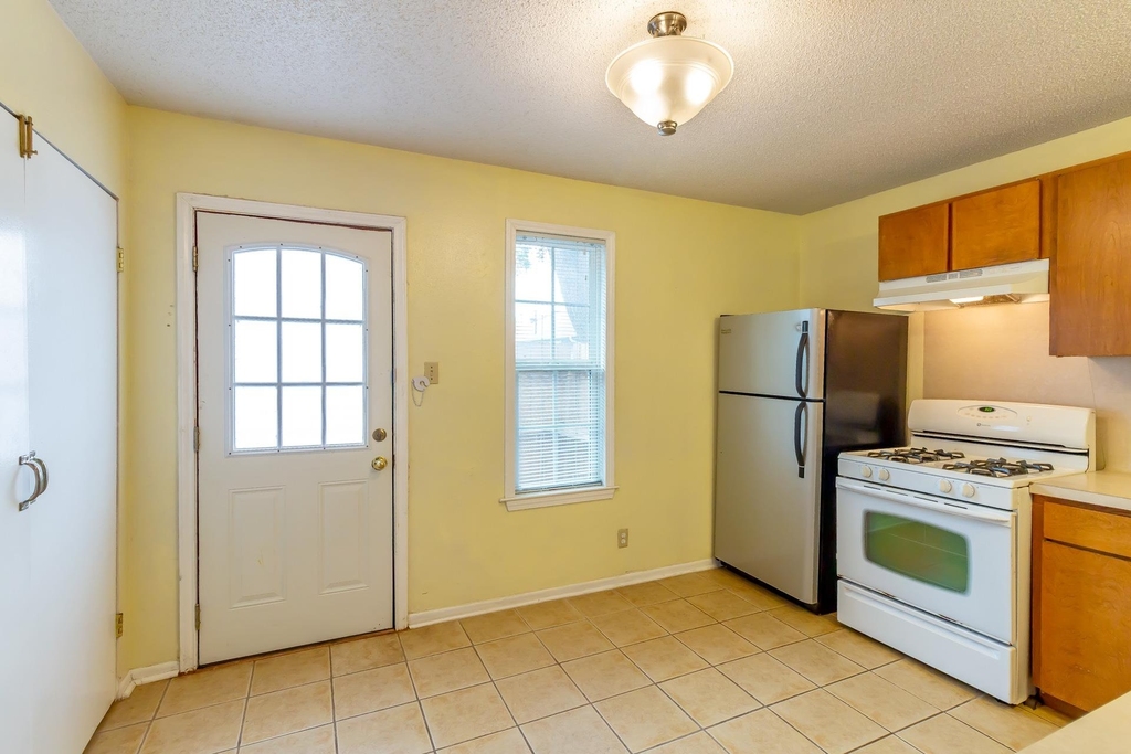 913 E 53rd 1/2 St - Photo 7