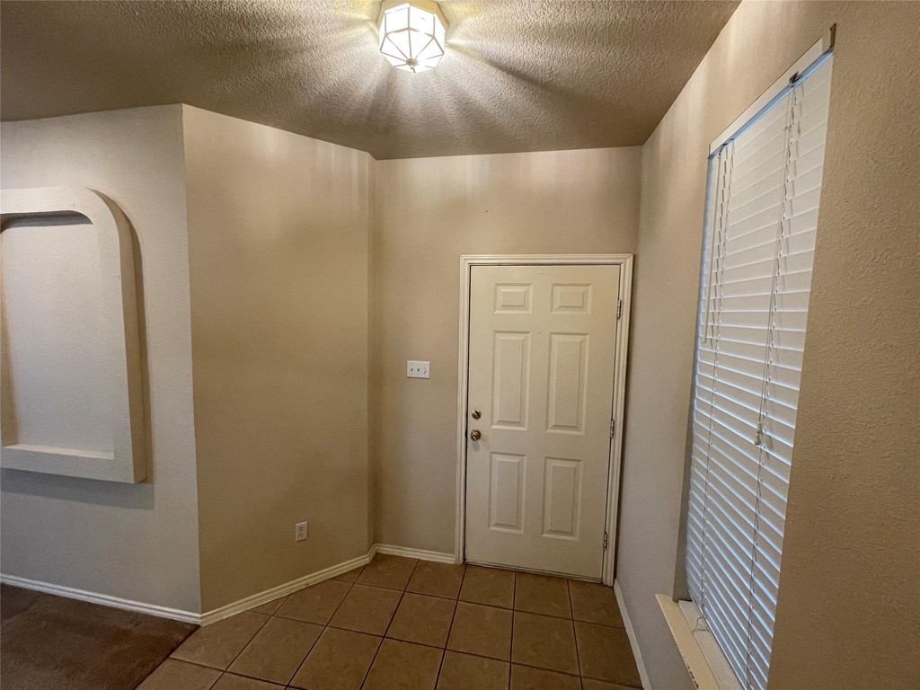 1211 Peyton Pl - Photo 2