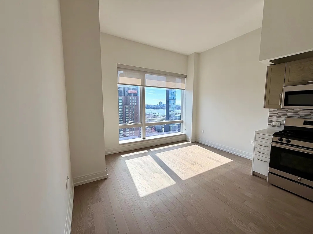 555 10th Avenue - Photo 1