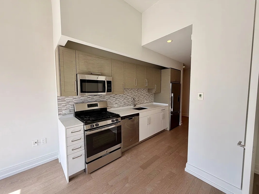 555 10th Avenue - Photo 3