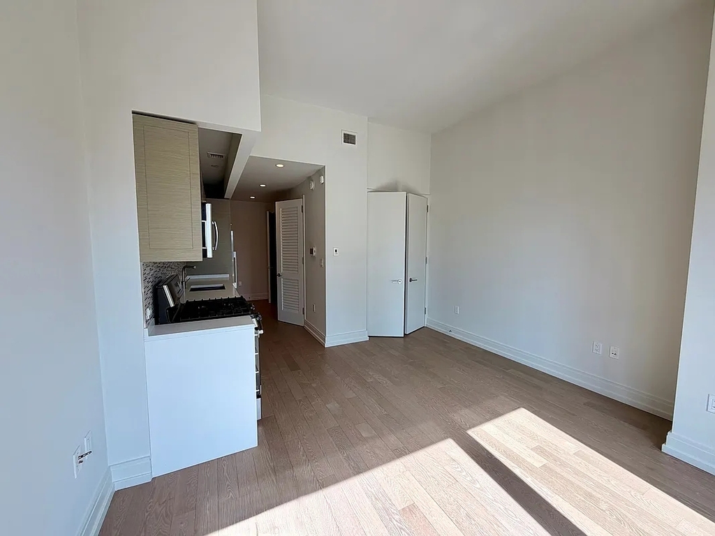555 10th Avenue - Photo 2