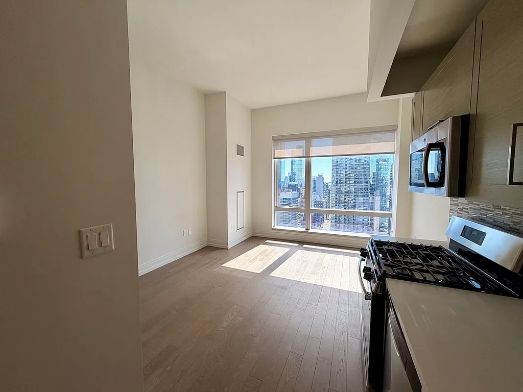 555 10th Avenue - Photo 0