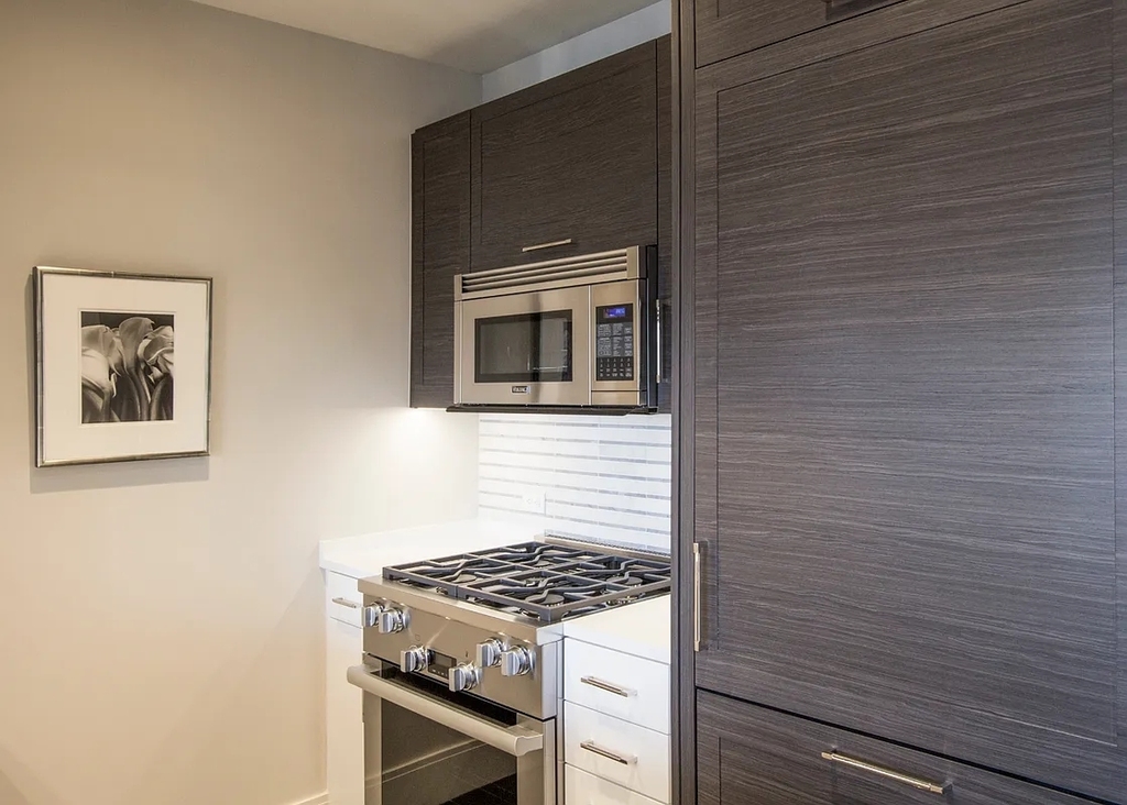 555 10th Avenue - Photo 3