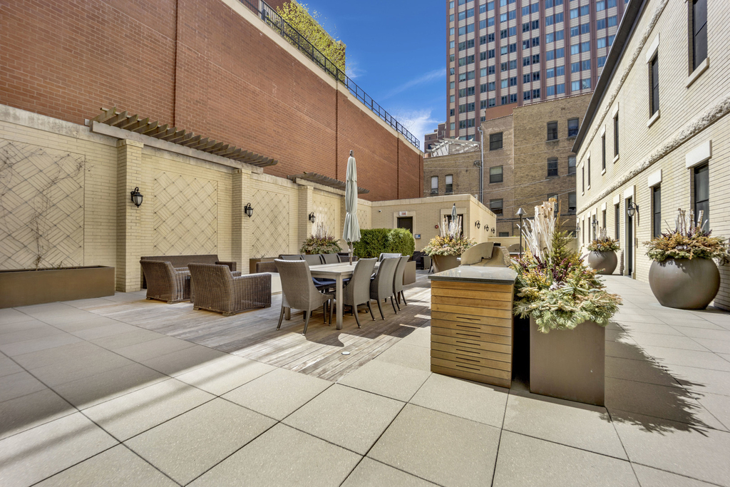 105 W Chestnut Street - Photo 12