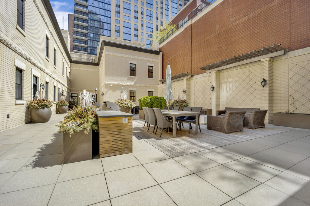 105 W Chestnut Street - Photo 14