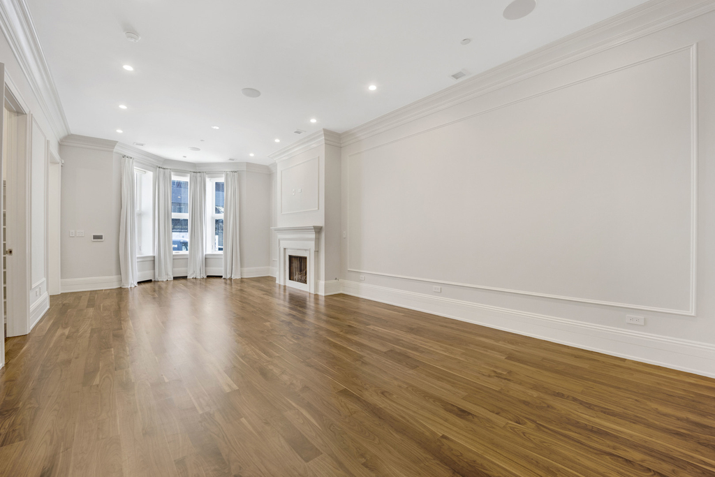 105 W Chestnut Street - Photo 2