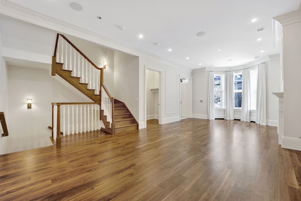 105 W Chestnut Street - Photo 3