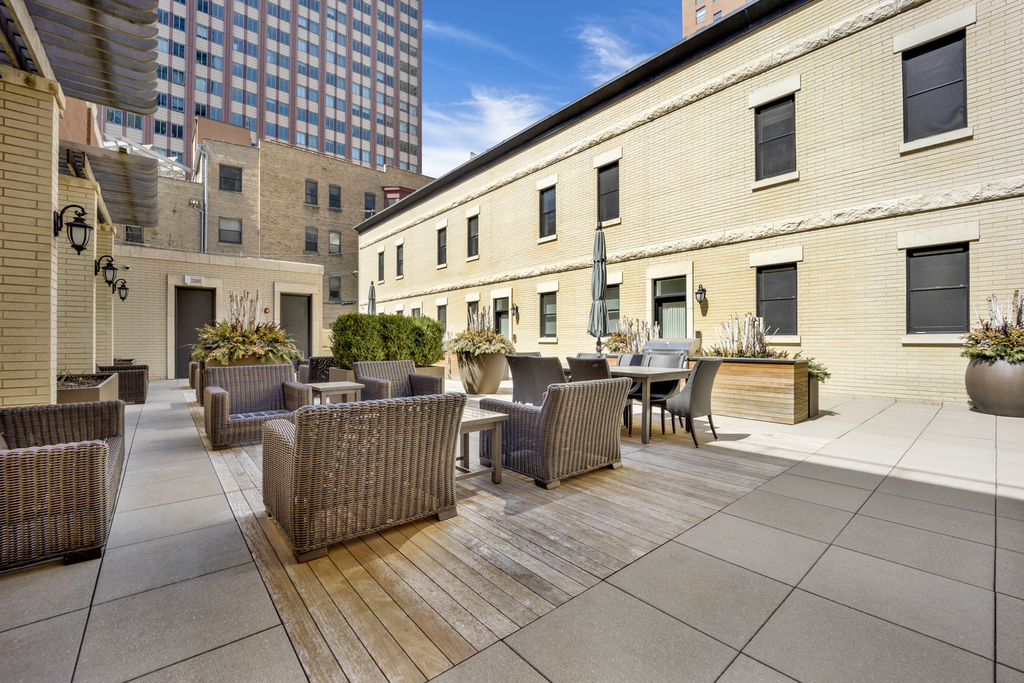 105 W Chestnut Street - Photo 13