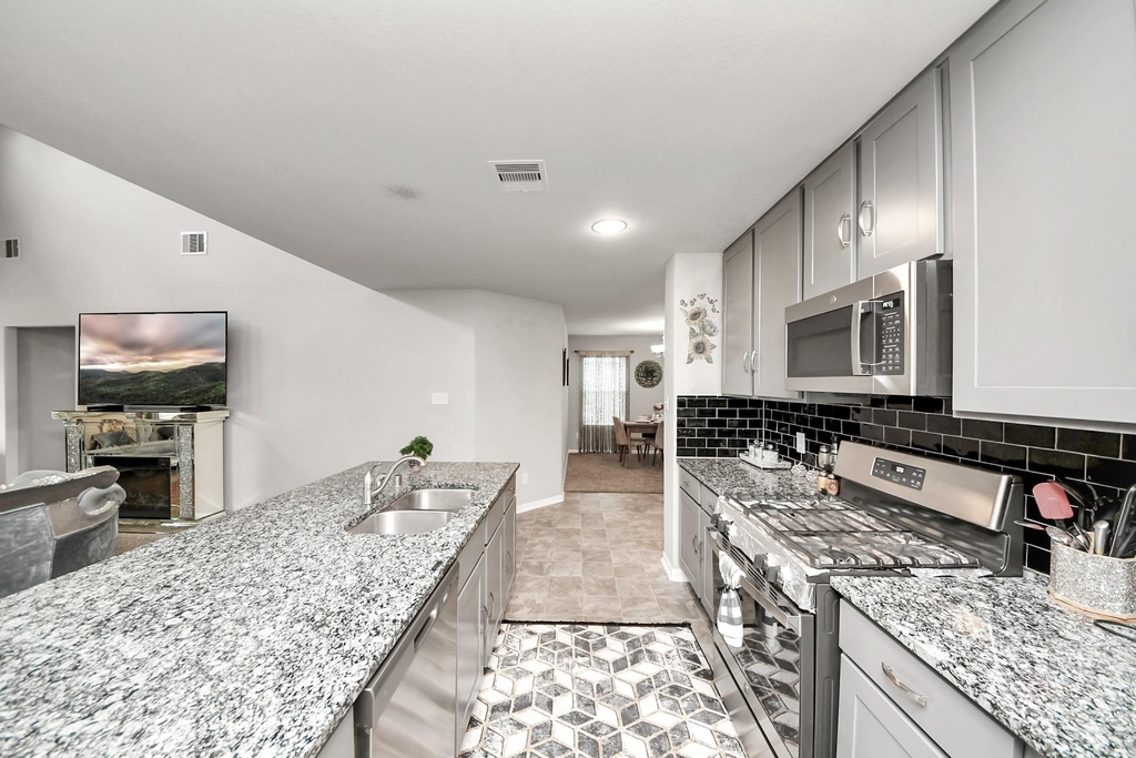2918 Silverhorn Lane - Photo 18