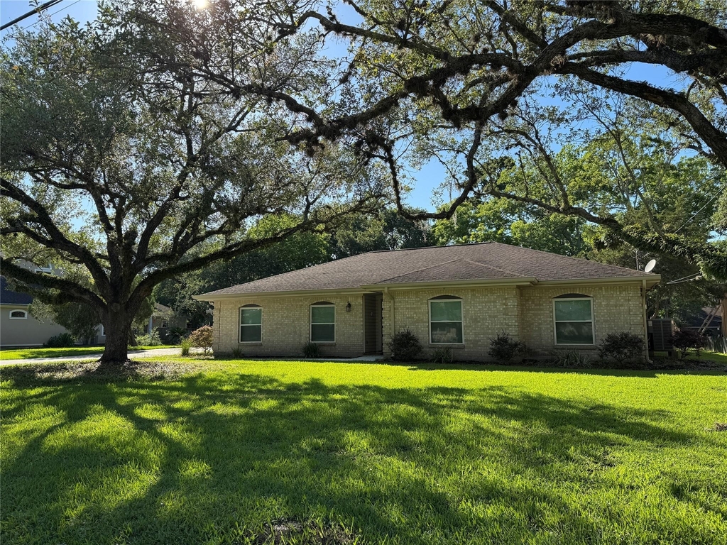 304 S Shadowbend Avenue - Photo 0