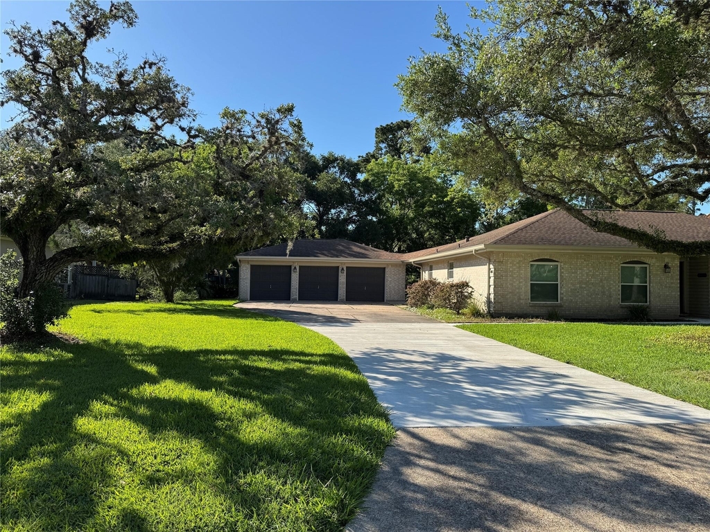 304 S Shadowbend Avenue - Photo 1