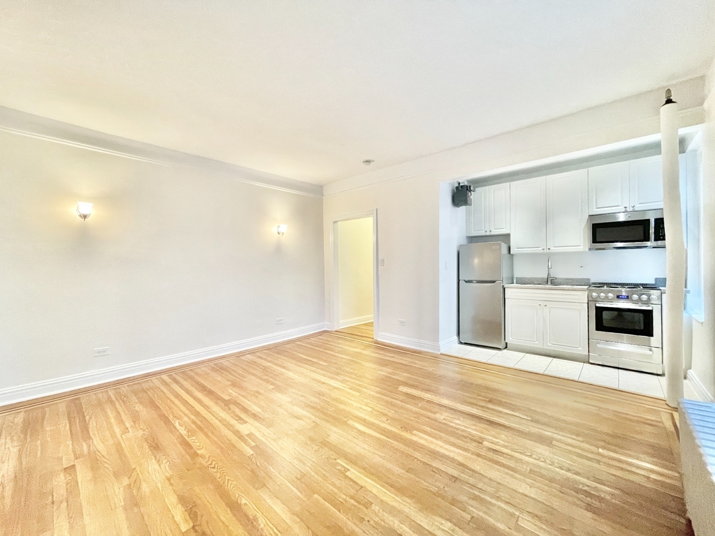 West 10th Street - Photo 4