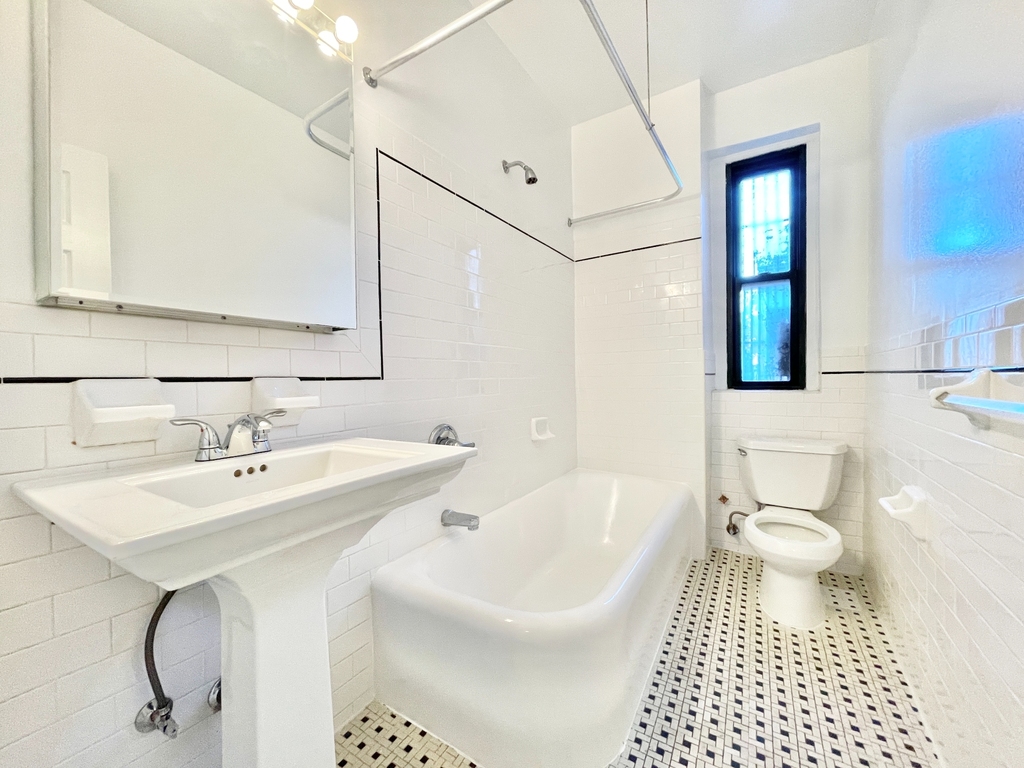 West 10th Street - Photo 6
