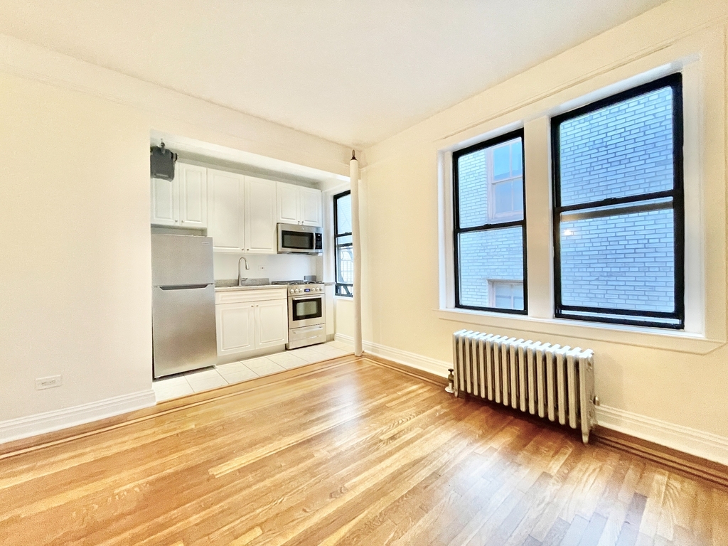 West 10th Street - Photo 2
