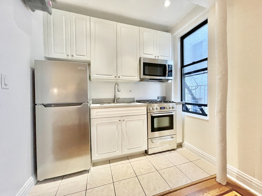 West 10th Street - Photo 5