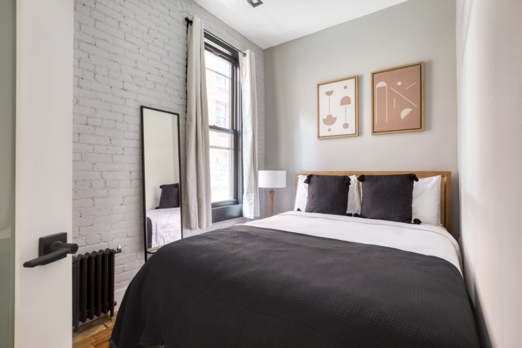 273 W 10th St - Photo 3