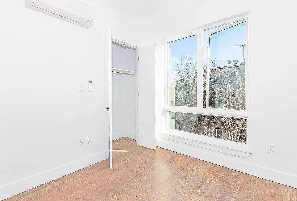 484 Gates Avenue - Photo 2