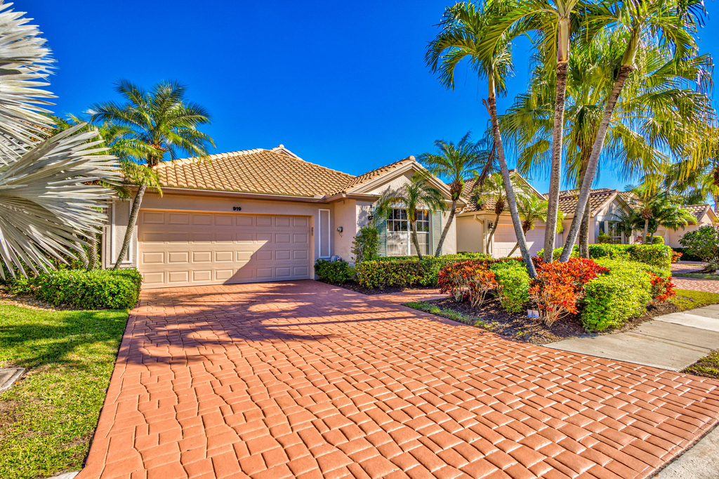 919 Augusta Pointe Drive - Photo 0