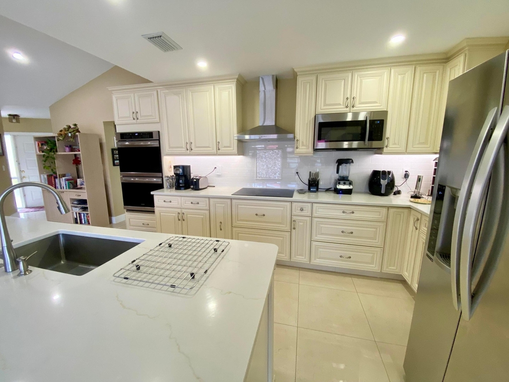 1127 E Seminole Avenue - Photo 2