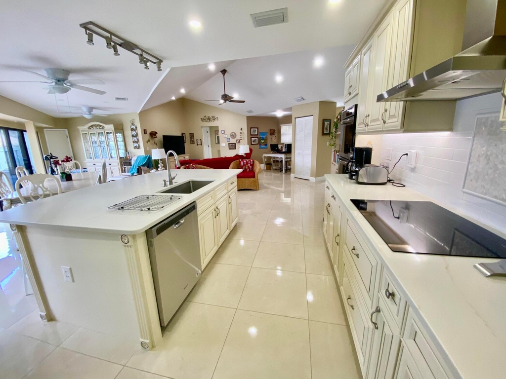1127 E Seminole Avenue - Photo 3