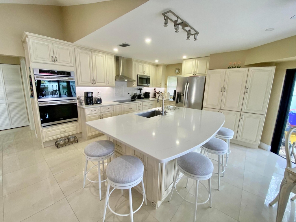 1127 E Seminole Avenue - Photo 0