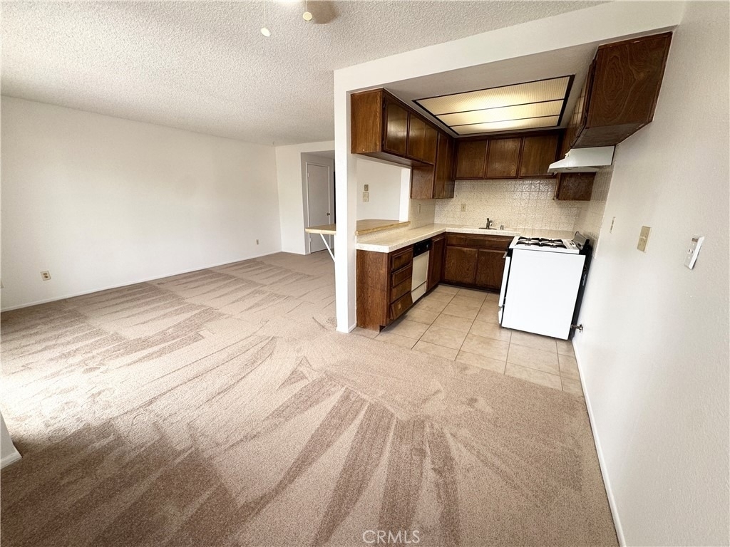 635 W 15th - Photo 3